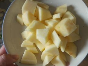 苹果切小块放入盘内