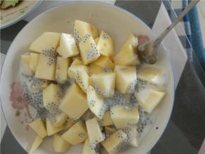 倒入酸奶，搅拌均匀