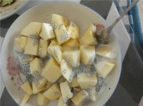 倒入酸奶，搅拌均匀