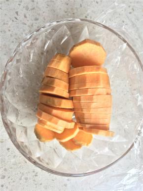 红薯洗净去皮切薄片，放在碗里加入两勺清水，盖上保鲜膜微波炉高火5分钟至红薯熟透。