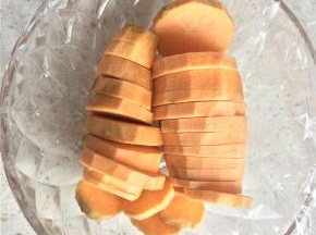 红薯洗净去皮切薄片，放在碗里加入两勺清水，盖上保鲜膜微波炉高火5分钟至红薯熟透。