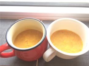 将红薯泥转入烤碗中，表面用勺子抹平，撒上芝士