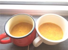 将红薯泥转入烤碗中，表面用勺子抹平，撒上芝士