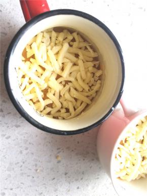 入烤箱200度15分钟左右至芝士融化，表面有焦点即可取出