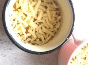 入烤箱200度15分钟左右至芝士融化，表面有焦点即可取出