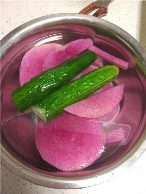 黄瓜洗净，萝卜洗净去皮切小块，放入冷水浸泡十分钟