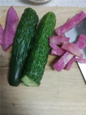 浸泡好的材料切细丝