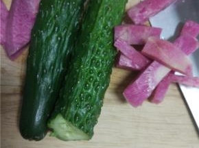 浸泡好的材料切细丝