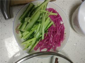 切好的材料放入盘子内