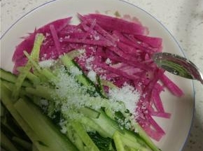 放适量的醋和白糖调味