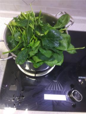 菠菜清洗干净，放开水焯水两分钟