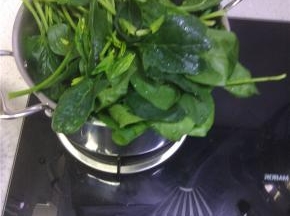 菠菜清洗干净，放开水焯水两分钟