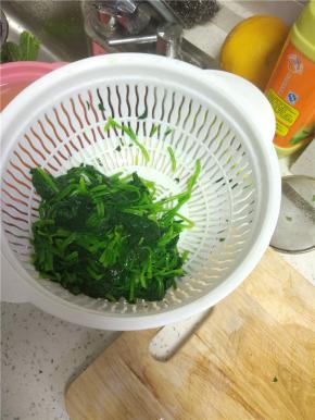 焯过水的菠菜捞出，控干水分