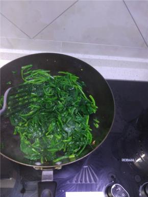 锅内放油放入葱姜蒜爆香，加入菠菜进行翻炒