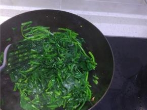 锅内放油放入葱姜蒜爆香，加入菠菜进行翻炒