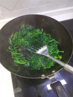 待锅内的菠菜炒软