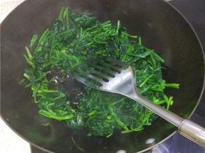 待锅内的菠菜炒软
