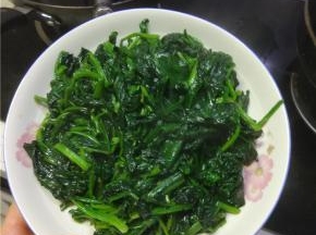 加入放入适量的盐、酱油、醋进行调味，拌匀之后关火出锅