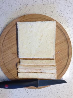 吐司去掉四边，用擀面杖擀薄