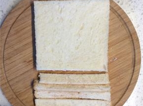 吐司去掉四边，用擀面杖擀薄