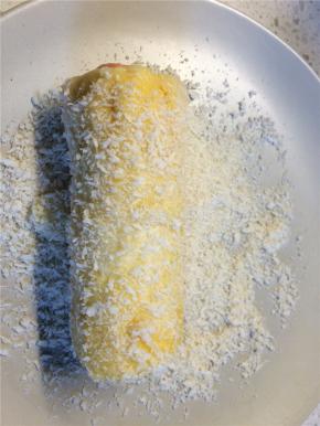 裹好的蛋液的吐司卷均匀地裹上一层面包糠