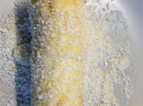 裹好的蛋液的吐司卷均匀地裹上一层面包糠