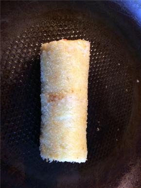 平底锅倒一点油，烧热后转小火，放入吐司卷煎至整体金黄即可