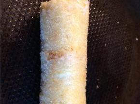 平底锅倒一点油，烧热后转小火，放入吐司卷煎至整体金黄即可