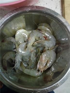 虾清洗干净备用