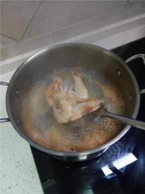 锅内放水大火烧开，虾焯水十秒