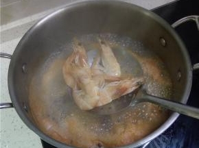 锅内放水大火烧开，虾焯水十秒