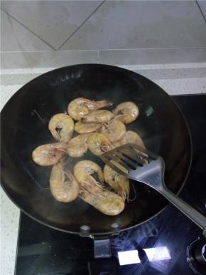 锅内放油爆香葱姜加入虾进行翻炒