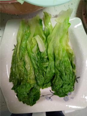 生菜叶子焯热水放入盘子内铺好