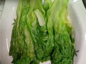 生菜叶子焯热水放入盘子内铺好