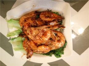 炒好的大虾装盘