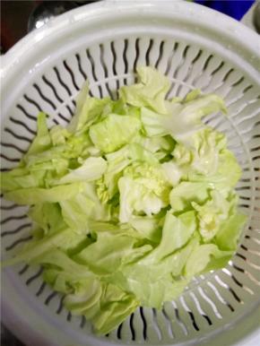 包菜清洗干净撕小块控干水分备用