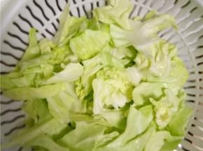 包菜清洗干净撕小块控干水分备用