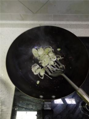 锅内放油葱姜蒜爆香