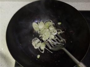 锅内放油葱姜蒜爆香