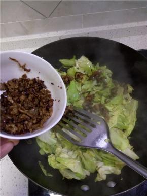 锅内加入包菜进行翻炒，变软之后加入准备好的肉酱