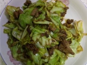 放入适量的盐、酱油、醋进行调味，拌匀之后关火出锅