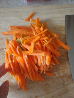 胡萝卜洗净去皮，切粗条备用