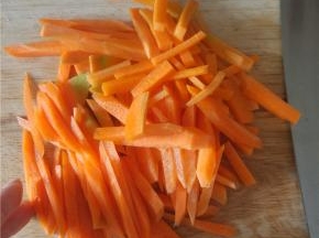 胡萝卜洗净去皮，切粗条备用