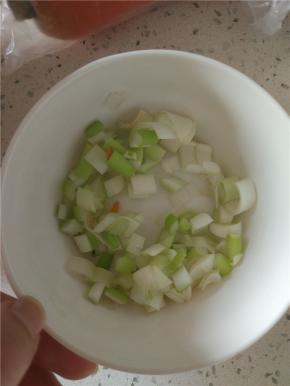 葱姜蒜切好备用
