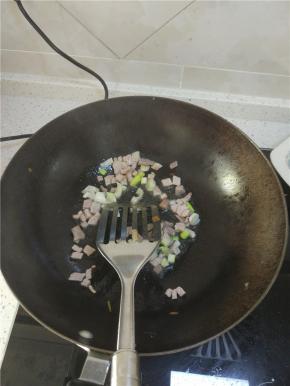 锅内放油放入葱姜蒜爆香，加入肉丝进行翻炒