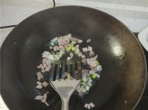 锅内放油放入葱姜蒜爆香，加入肉丝进行翻炒