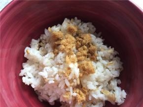 剩米饭加入肉松拌匀，鸡蛋加盐打散