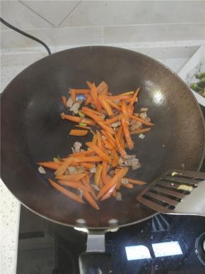 加入胡萝卜进行翻炒，胡萝卜炒软