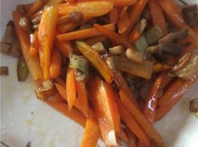 放入适量的盐、酱油、醋进行调味，拌匀之后关火出锅