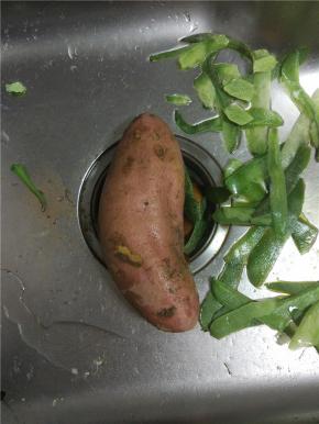 红薯洗净去皮，切小块